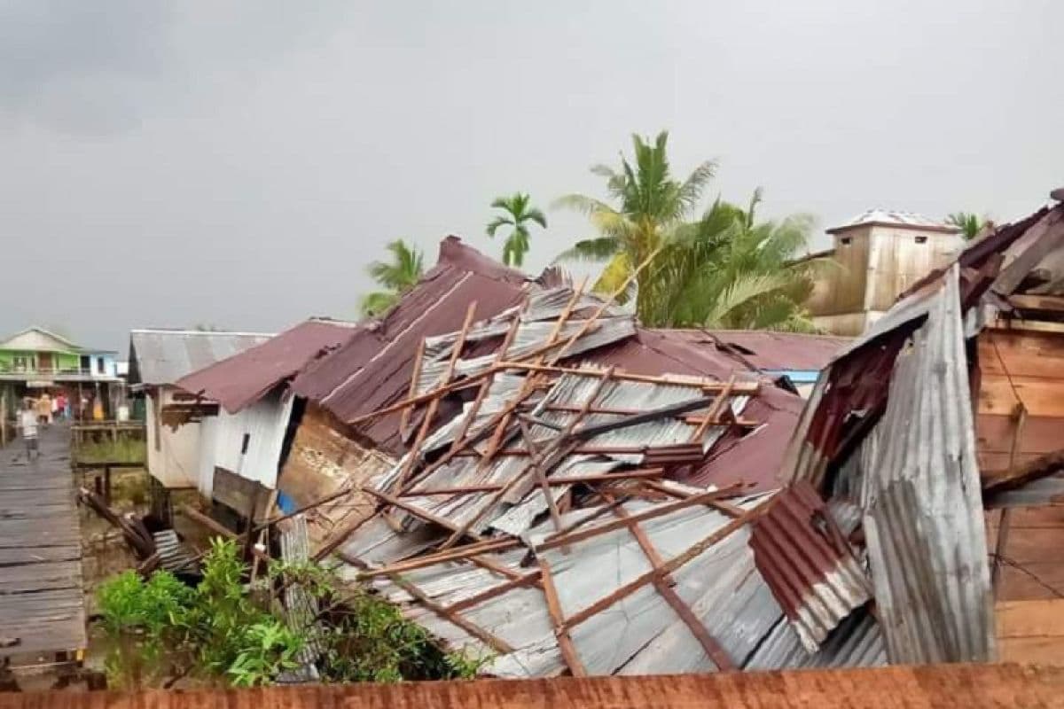 Ketika Angin Pesisir Berubah Jadi 'Tamu Tak Diundang': Kisah Kerusakan dan Solidaritas Warga