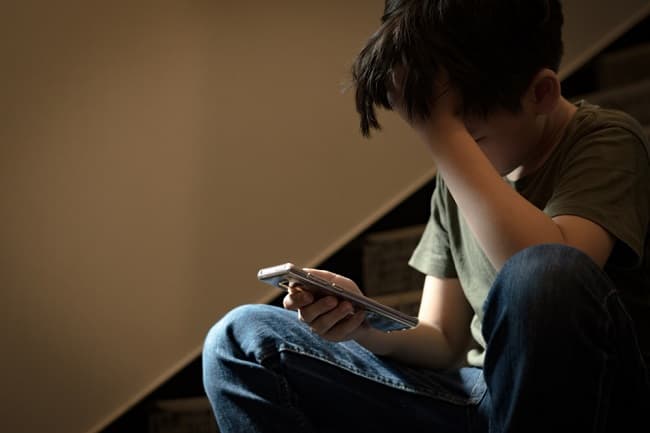 Ketika Dunia Maya Menjadi Panggung: Mengapa Generasi Z Terperangkap dalam Siklus Validasi Online?