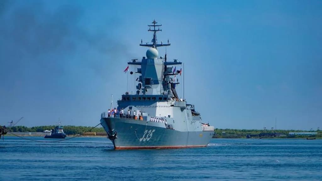 Dua Sisi Mata Uang: Kunjungan Kapal Perang Rusia yang Membuka Cakrawala Baru bagi Indonesia