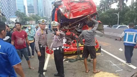 Denting di Lajur Cepat: Membedah Rantai Insiden di Tol Dalam Kota dan Pelajaran yang Bisa Kita Petik