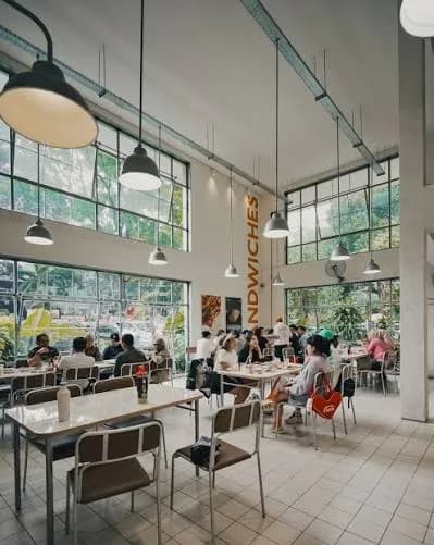 BMB Canteen Bandung: Ketika Roti Sourdough dan Corned Beef Tujuh Hari Menjadi Fenomena Kuliner 2026