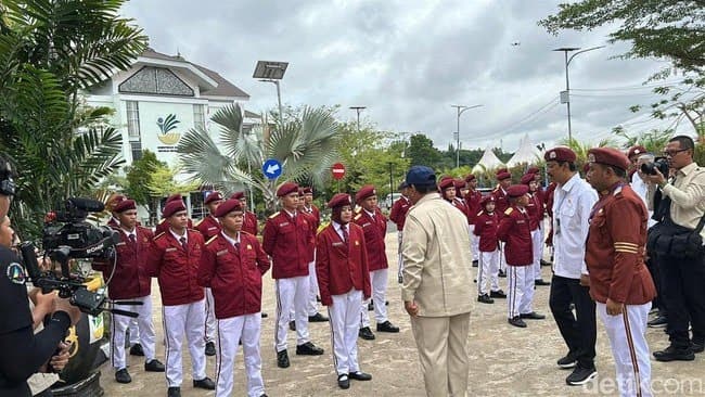 Prabowo Tiba di SRT BBPPKS Banjarbaru, Resmikan 166 Sekolah Rakyat